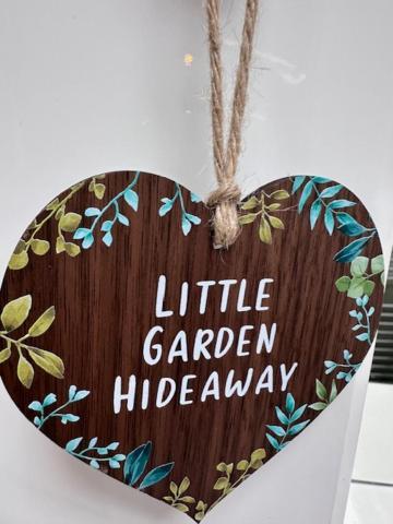 홀리헤드 The Little Garden Hideaway With Stunning Sea Views And Garden B&B 외부 사진