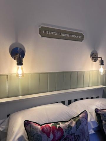 홀리헤드 The Little Garden Hideaway With Stunning Sea Views And Garden B&B 외부 사진