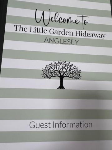 홀리헤드 The Little Garden Hideaway With Stunning Sea Views And Garden B&B 외부 사진