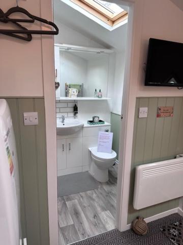 홀리헤드 The Little Garden Hideaway With Stunning Sea Views And Garden B&B 외부 사진