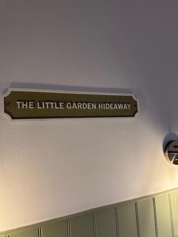 홀리헤드 The Little Garden Hideaway With Stunning Sea Views And Garden B&B 외부 사진
