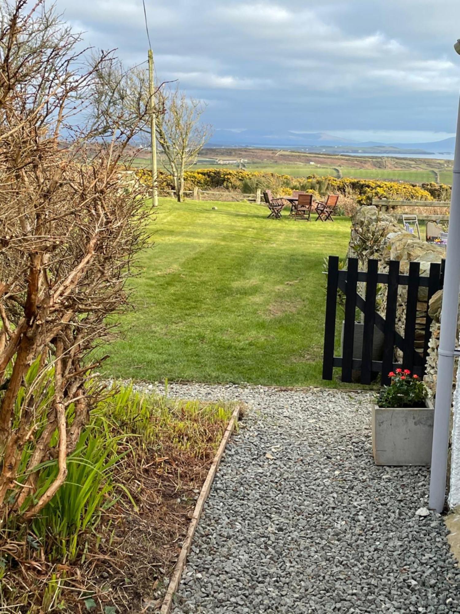 홀리헤드 The Little Garden Hideaway With Stunning Sea Views And Garden B&B 외부 사진