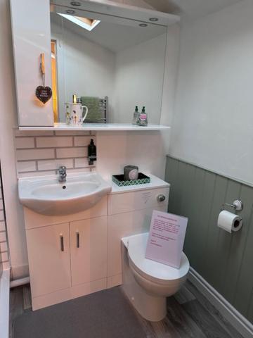 홀리헤드 The Little Garden Hideaway With Stunning Sea Views And Garden B&B 외부 사진