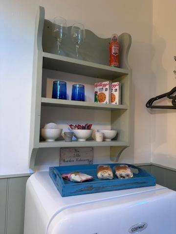 홀리헤드 The Little Garden Hideaway With Stunning Sea Views And Garden B&B 외부 사진