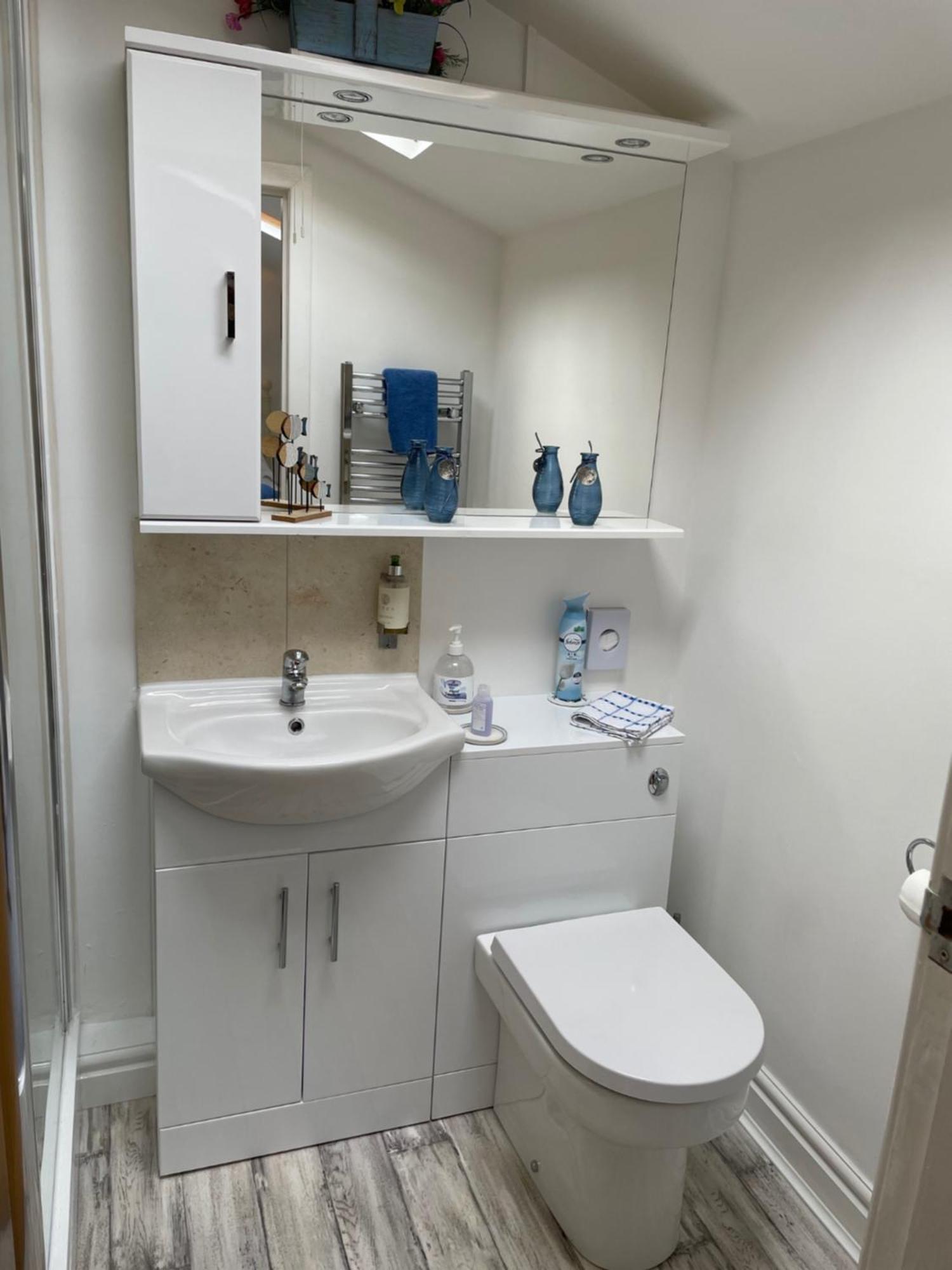 홀리헤드 The Little Garden Hideaway With Stunning Sea Views And Garden B&B 외부 사진