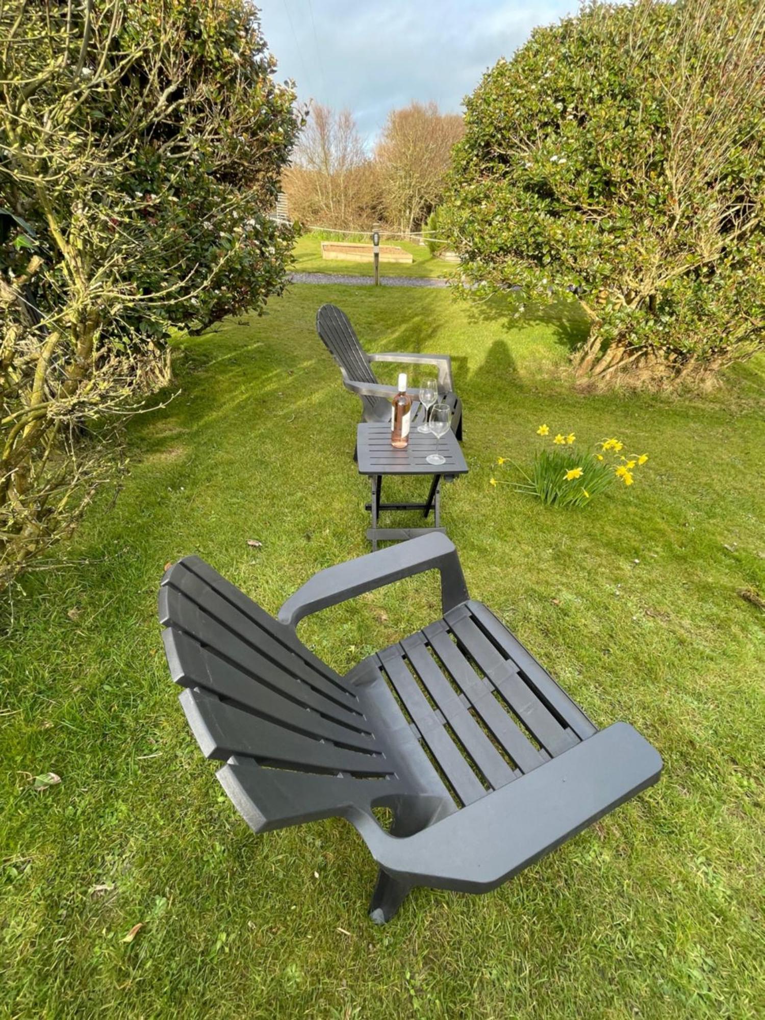 홀리헤드 The Little Garden Hideaway With Stunning Sea Views And Garden B&B 외부 사진